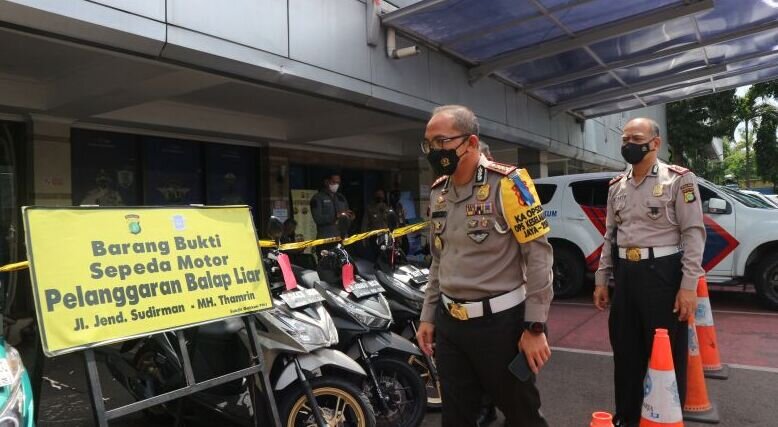 Polda Metro ringkus 10 penggerak balap liar di Sudirman Polda Metro ringkus 10 penggerak balap liar di Sudirman