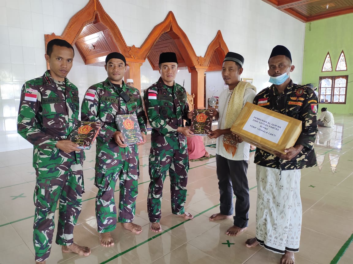 Satgas Pamtas Yonif 126/KC berikan Al Quran kepada warga muslim di perbatasan Papua Satgas Pamtas Yonif 126/KC berikan Al Quran kepada warga muslim di perbatasan Papua