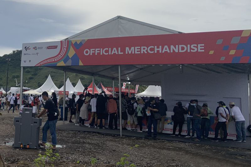 Pengunjung serbu stand merchandise MotoGP Mandalika pada Race Day