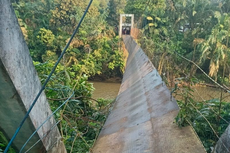 Jembatan gantung nyaris putus lukai belasan pelajar di Tanjabbar