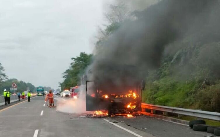 Satu unit bus pariwisata terbakar di tol Pandaan-Malang Satu unit bus pariwisata terbakar di tol Pandaan-Malang
