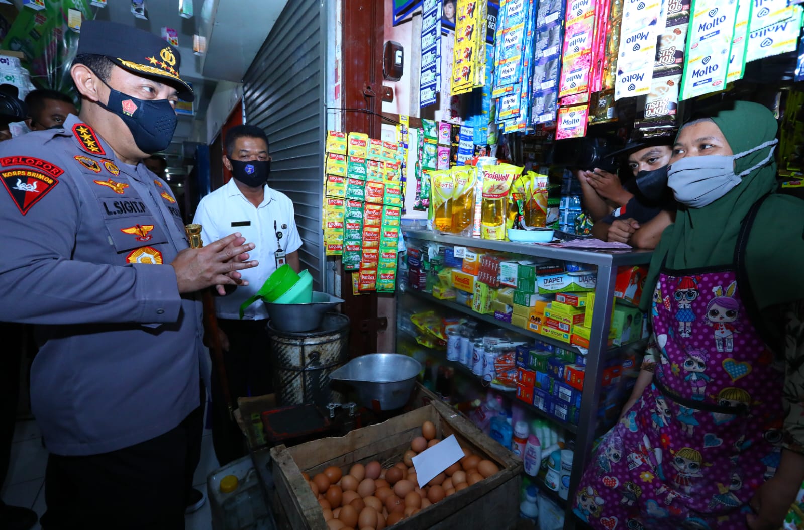 Tinjau Pasar Muntilan, Kapolri minta pedagang laporkan jika distribusi minyak curah terganggu Tinjau Pasar Muntilan, Kapolri minta pedagang laporkan jika distribusi minyak curah terganggu