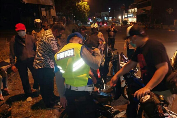 Polresta Manado gelar patroli malam di TKB, dapati sajam, miras hingga obat keras Polresta Manado gelar patroli malam di TKB, dapati sajam, miras hingga obat keras