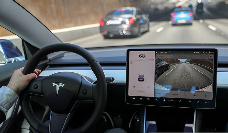 Tesla digugat supir taksi di Paris