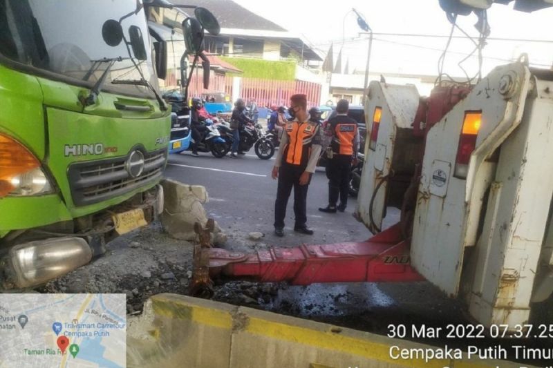 Truk pasir tabrak separator TransJakarta hingga lukai pesepeda motor Truk pasir tabrak separator TransJakarta hingga lukai pesepeda motor