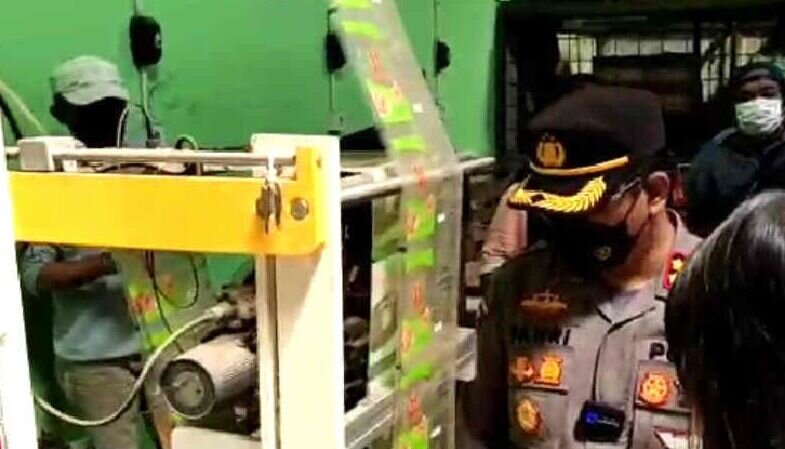 Polisi dalami agen minyak goreng curah di Cirebon miliki mesin kemas Polisi dalami agen minyak goreng curah di Cirebon miliki mesin kemas
