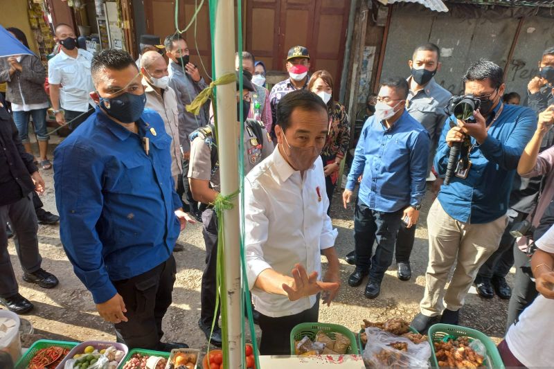 Presiden Joko Widodo blusukan ke pasar tradisional di Kupang Presiden Joko Widodo blusukan ke pasar tradisional di Kupang