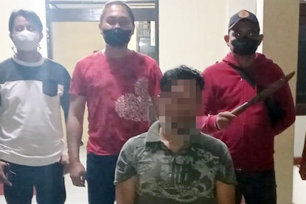 Lakukan pengancaman dengan sajam, pria ini diamankan Tim Opsnal Polres Tomohon Lakukan pengancaman dengan sajam, pria ini diamankan Tim Opsnal Polres Tomohon