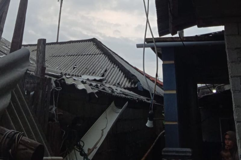 Angin rusak rumah dan tenggelamkan kapal di Pulau Kelapa Angin rusak rumah dan tenggelamkan kapal di Pulau Kelapa