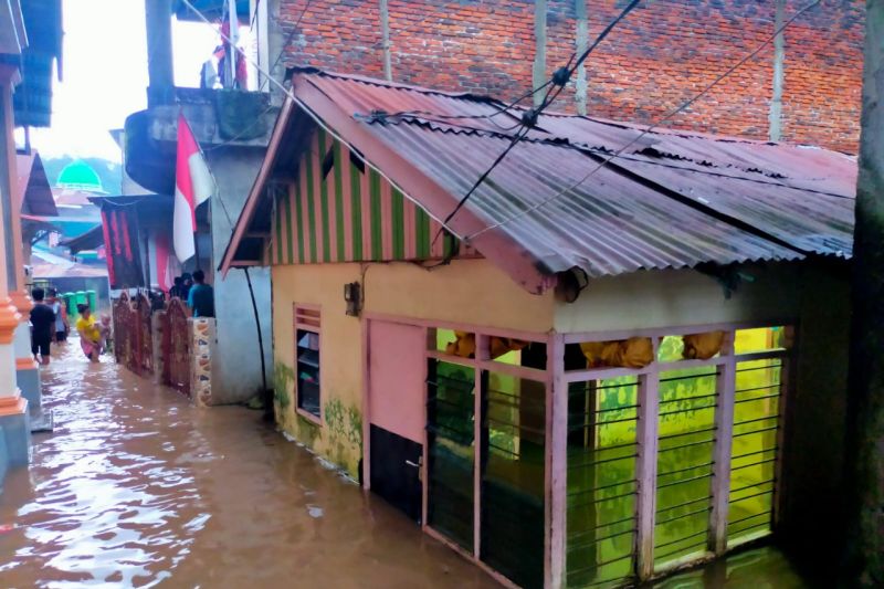 Dua warga meninggal akibat banjir dan longsor di Manado Dua warga meninggal akibat banjir dan longsor di Manado