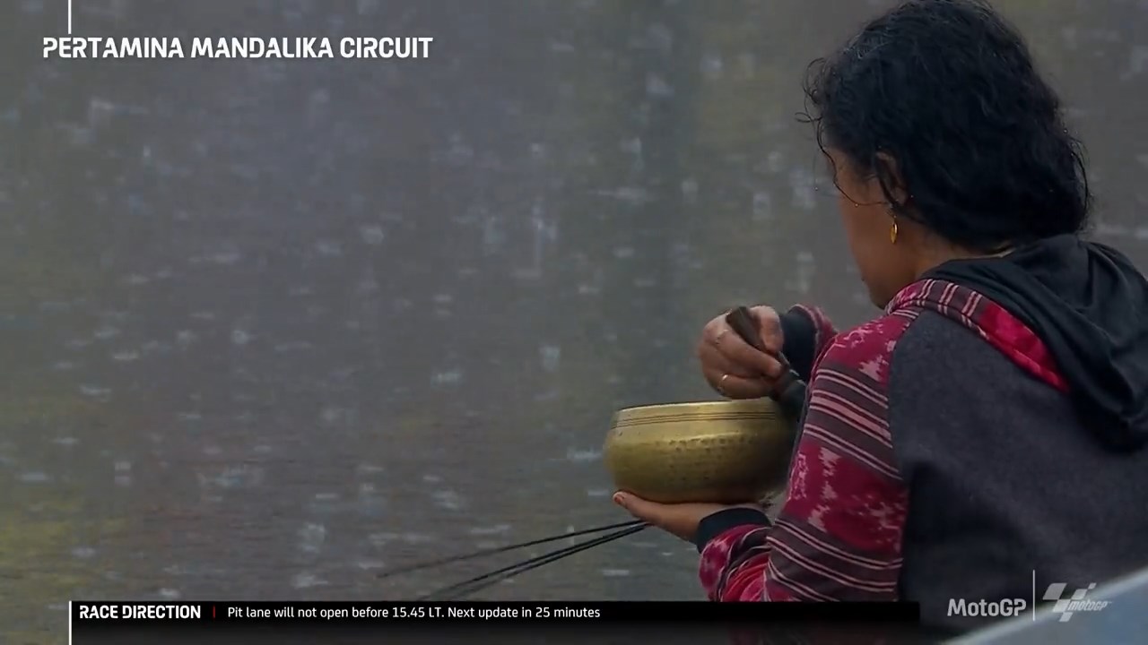 Viral pawang hujan di MotoGP Mandalika Viral pawang hujan di MotoGP Mandalika
