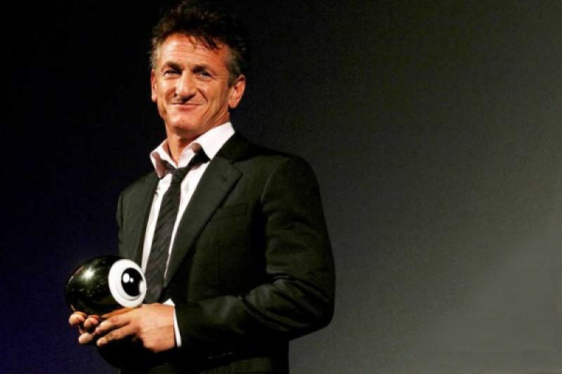Sean Penn eksodus jalan kaki dari Ukraina ke Polandia