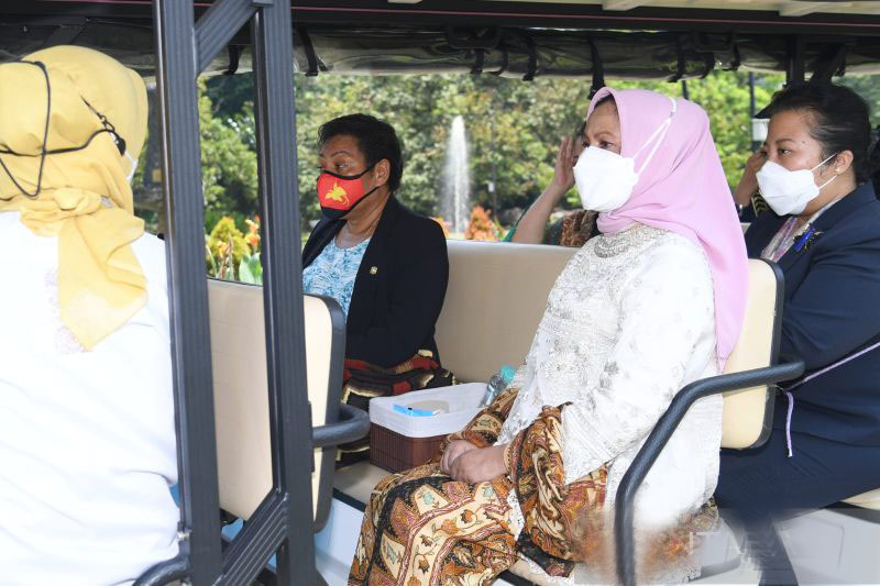 Iriana ajak istri PM Papua Nugini berkeliling Kebun Raya Bogor Iriana ajak istri PM Papua Nugini berkeliling Kebun Raya Bogor