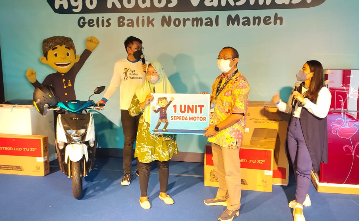 Ikut vaksin Covid-19, warga Karangampel, Kudus dapat sepeda motor