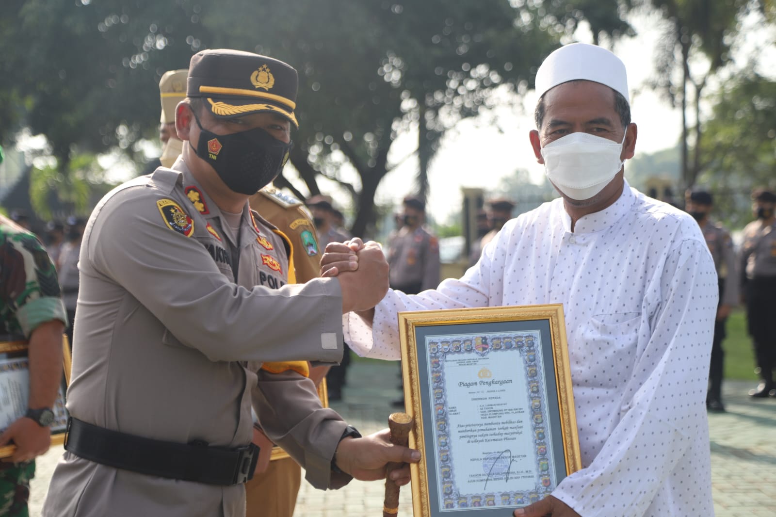 Raih vaksinasi tertinggi, Kapolres Magetan beri penghargaan Forkopimcam Plaosan dan tokoh agama