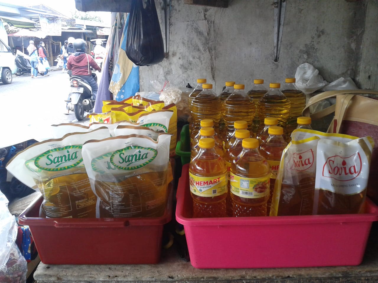 Harga minyak goreng di pasar tradisional di Salatiga masih tinggi Harga minyak goreng di pasar tradisional di Salatiga masih tinggi