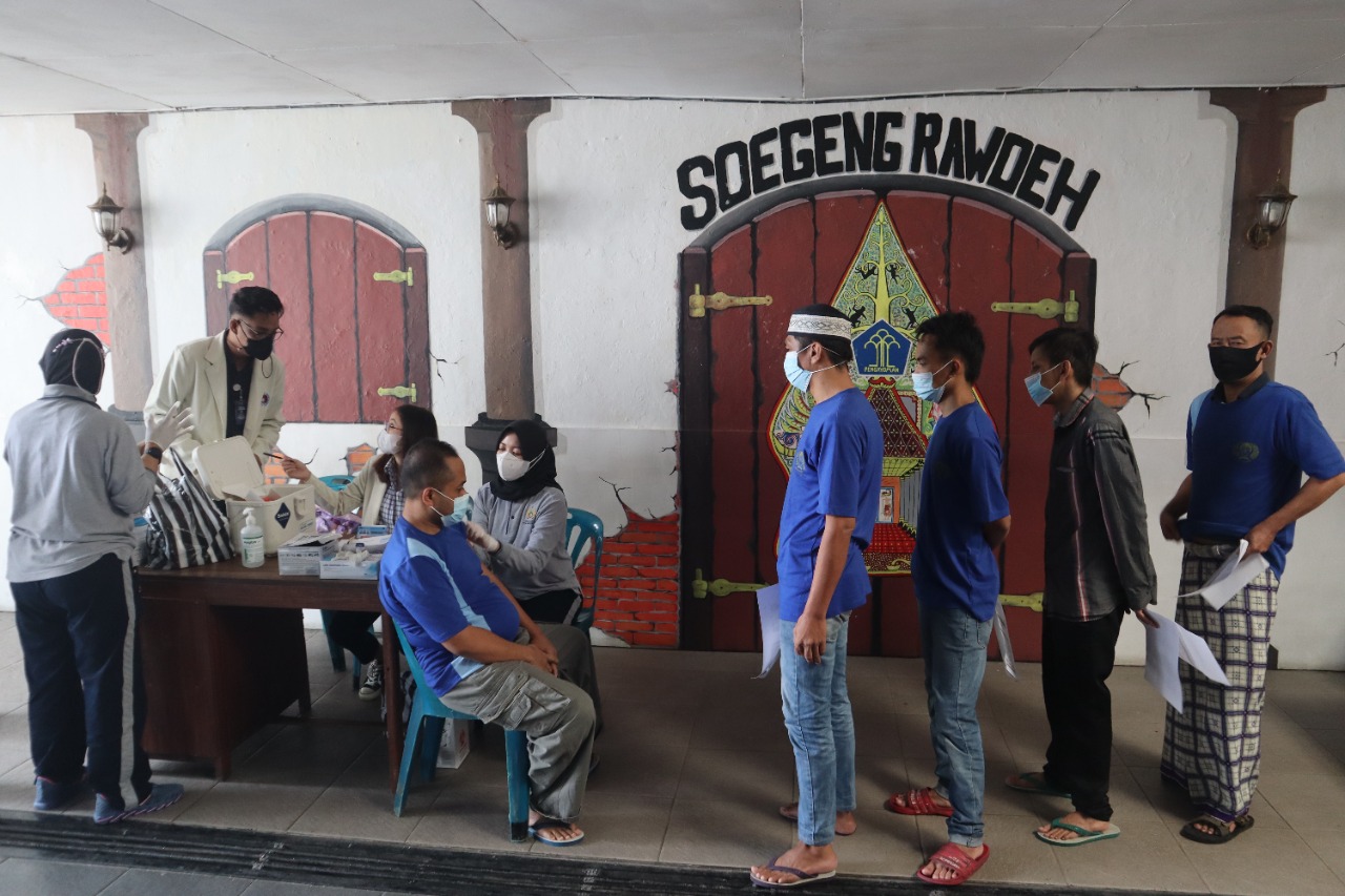 Puluhan warga binaan Rutan Salatiga divaksin dosis 2 Puluhan warga binaan Rutan Salatiga divaksin dosis 2