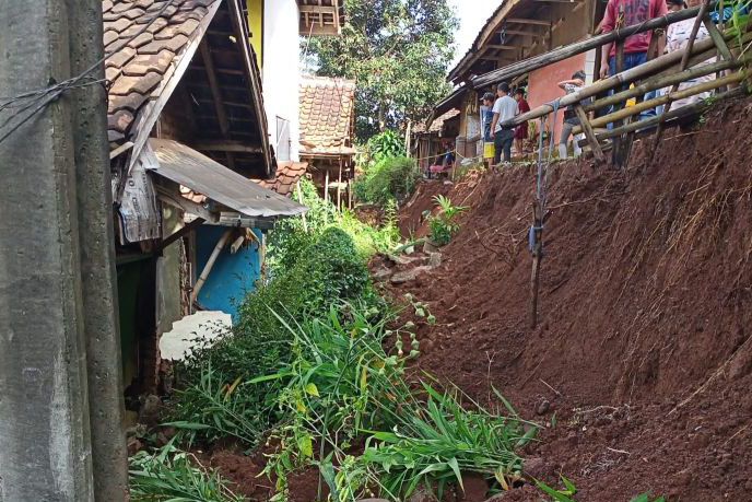 Seorang warga tewas tertimbun longsor di Nagreg Bandung