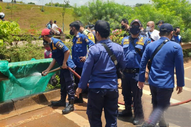 BPBD evakuasi mayat tanpa identitas di aliran kali Mal AEON Tangerang