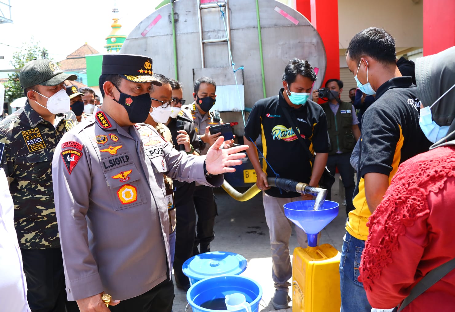 Di Pasar Sehat Sabilulungan, Soreang, Kapolri pastikan ketersediaan minyak curah Di Pasar Sehat Sabilulungan, Soreang, Kapolri pastikan ketersediaan minyak curah