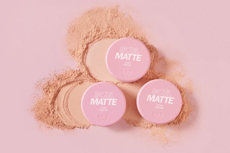 Mengenal loose powder, manfaat dan cara pakainya Mengenal loose powder, manfaat dan cara pakainya
