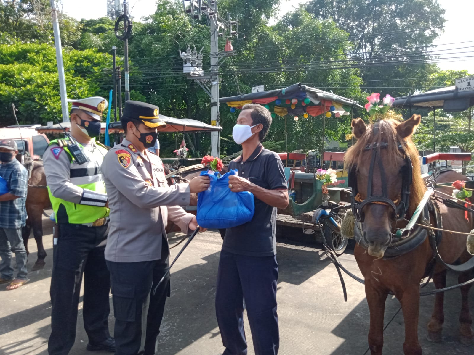 Satlantas Boyolali gelar Operasi Keselamatan Lalulintas dengan bagikan 250 paket sembako Satlantas Boyolali gelar Operasi Keselamatan Lalulintas dengan bagikan 250 paket sembako