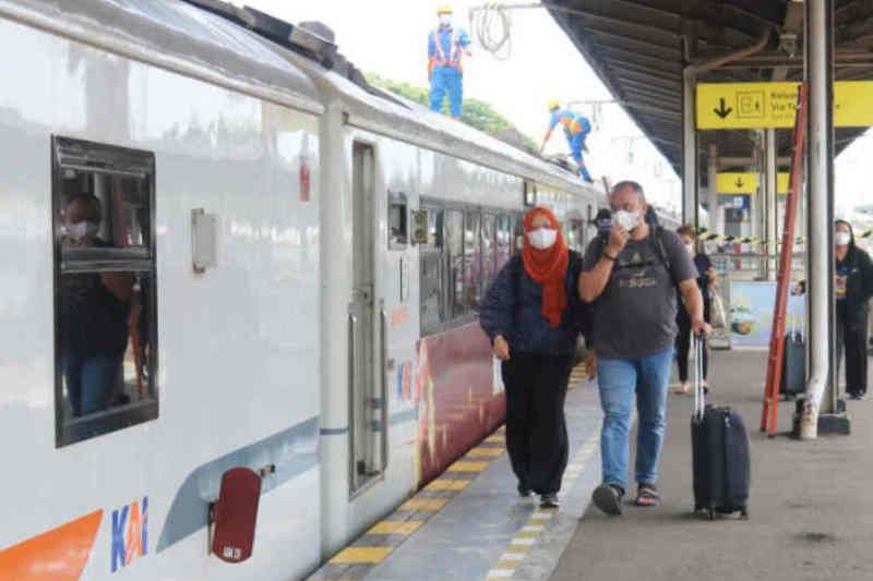 KAI Cirebon tunggu aturan peniadaan syarat tes negatif COVID-19 KAI Cirebon tunggu aturan peniadaan syarat tes negatif COVID-19