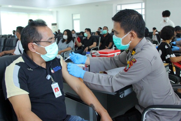 Pantau vaksinasi di Balai Perindustrian Manado, Kapolda: Kita terus lakukan akselerasi