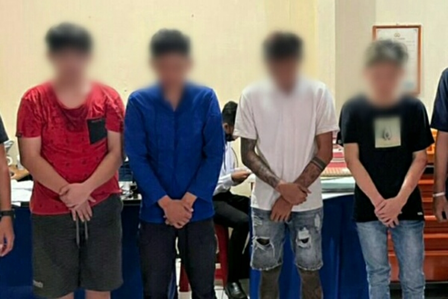 Empat pelaku pengeroyokan di depan sebuah tempat hiburan malam di Kota Manado diamankan polisi Empat pelaku pengeroyokan di depan sebuah tempat hiburan malam di Kota Manado diamankan polisi