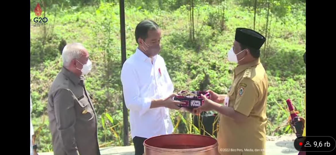 Gubernur Kalsel serahkan tanah dan air bernilai sejarah kepada Presiden Gubernur Kalsel serahkan tanah dan air bernilai sejarah kepada Presiden