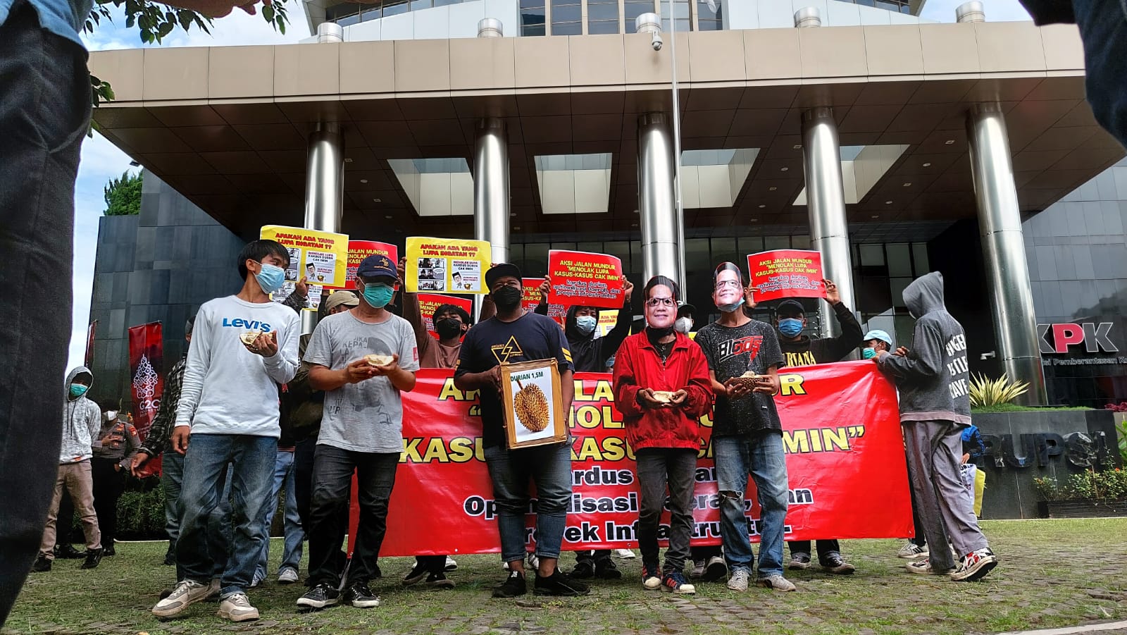 Aksi jalan mundur sambil santap durian di KPK dan PKB, massa AGAMIS menolak lupa kasus Duriangate Aksi jalan mundur sambil santap durian di KPK dan PKB, massa AGAMIS menolak lupa kasus Duriangate