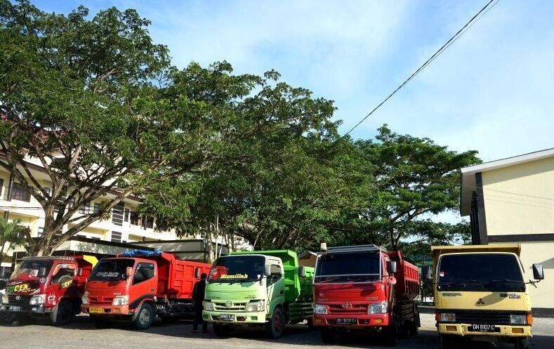 Ditreskrimsus Polda Gorontalo tahan lima truk bermuatan batu hitam Ditreskrimsus Polda Gorontalo tahan lima truk bermuatan batu hitam