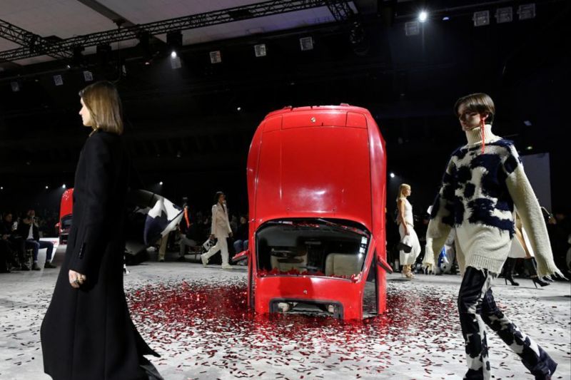 Paris Fashion Week digelar di tengah kemuraman perang di Ukraina Paris Fashion Week digelar di tengah kemuraman perang di Ukraina