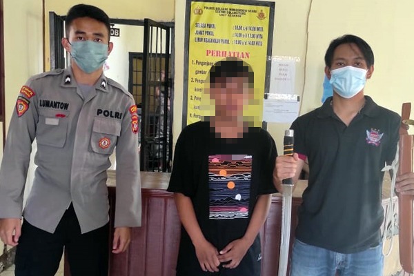 Kedapatan bawa samurai tengah malam, pria ini diamankan di Polsek Bolangitang