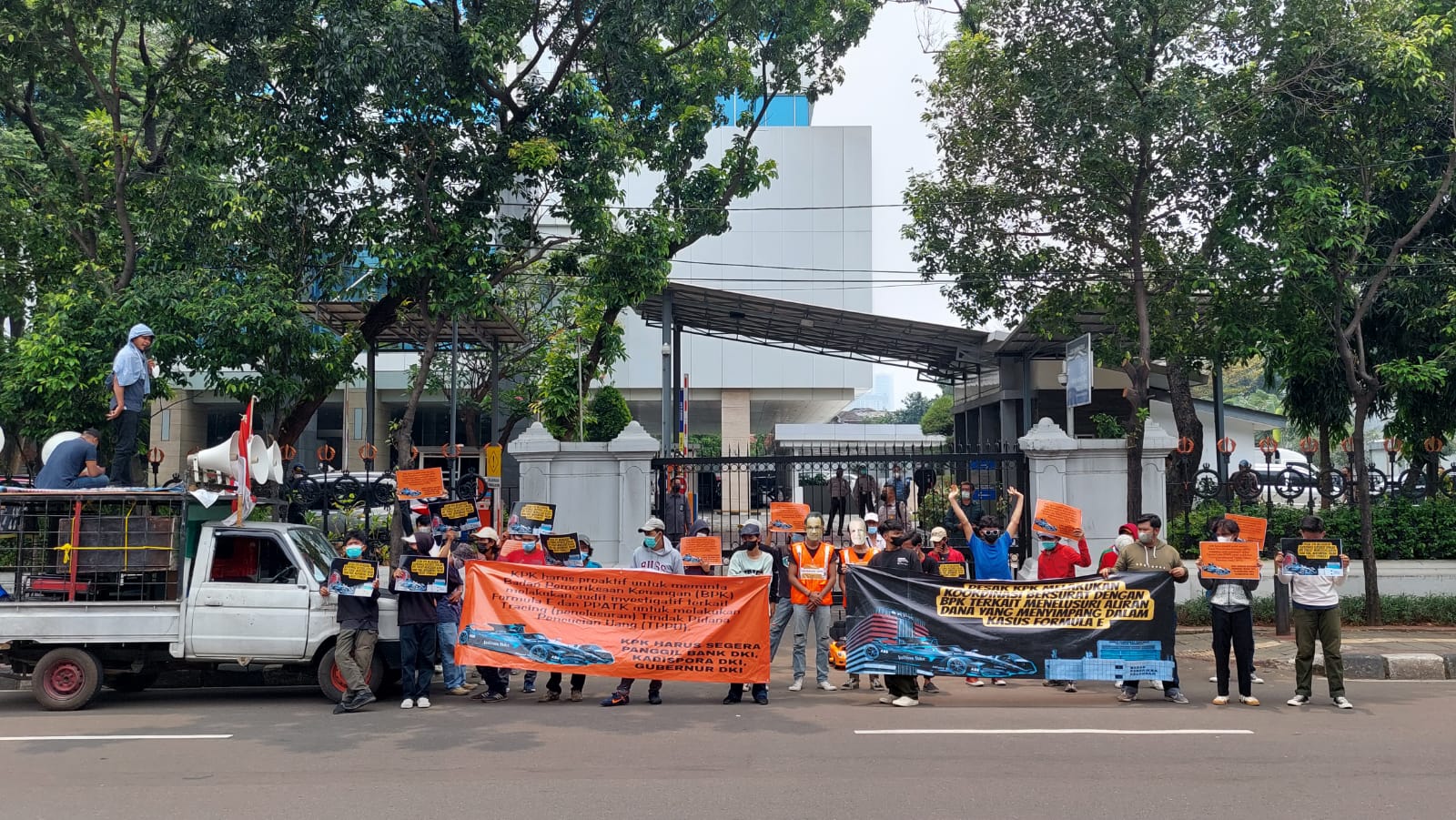 Gelar aksi, massa yakini KPK akan pertajam penyelidikan dugaan korupsi anggaran Formula E Gelar aksi, massa yakini KPK akan pertajam penyelidikan dugaan korupsi anggaran Formula E