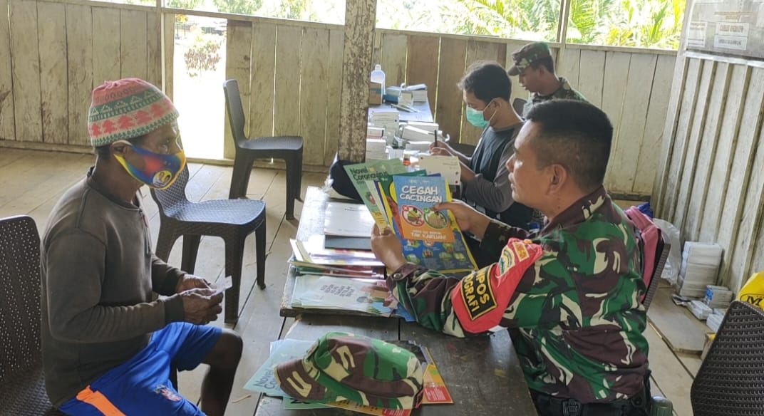 Satgas Pamtas Yonif 126/KC gelar pengobatan massal di wilayah perbatasan Satgas Pamtas Yonif 126/KC gelar pengobatan massal di wilayah perbatasan