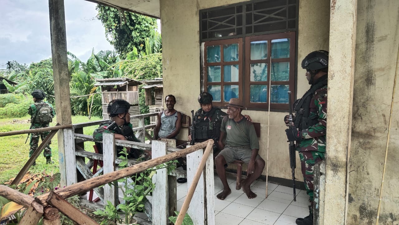 Satgas Kodim Yalimo Yonif RK 751/VJS anjangsana kepada warga dan tokoh Papua Satgas Kodim Yalimo Yonif RK 751/VJS anjangsana kepada warga dan tokoh Papua