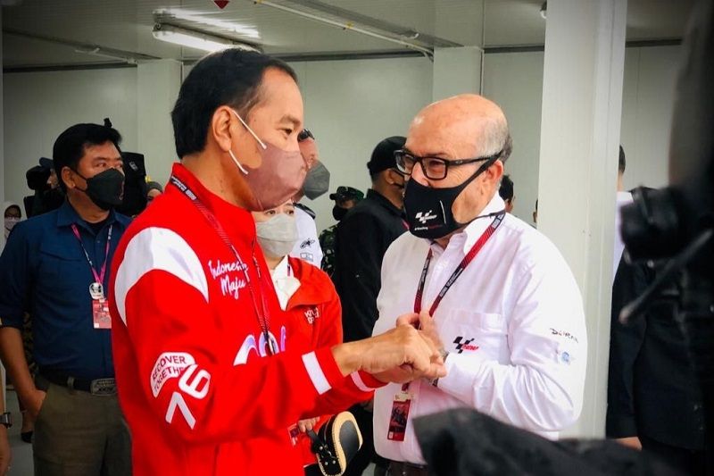 Presiden Jokowi tengok starting grid sebelum MotoGP Mandalika dimulai
