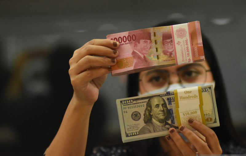 Rupiah jelang akhir pekan menguat seiring aksi tunggu pasar