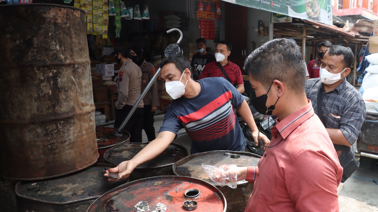 Minyak goreng curah HET baru belum sampai ke pasar tradisional di Sukoharjo Minyak goreng curah HET baru belum sampai ke pasar tradisional di Sukoharjo