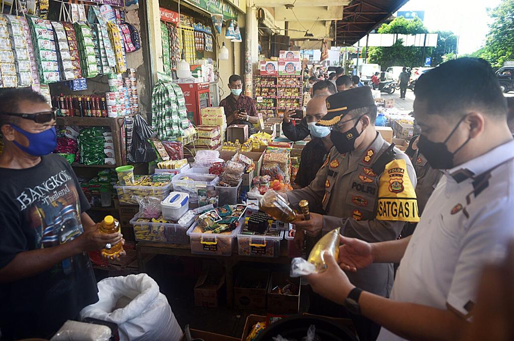 Kapolresta Denpasar cek ketersediaan minyak goreng di Pasar Kreneng Kapolresta Denpasar cek ketersediaan minyak goreng di Pasar Kreneng
