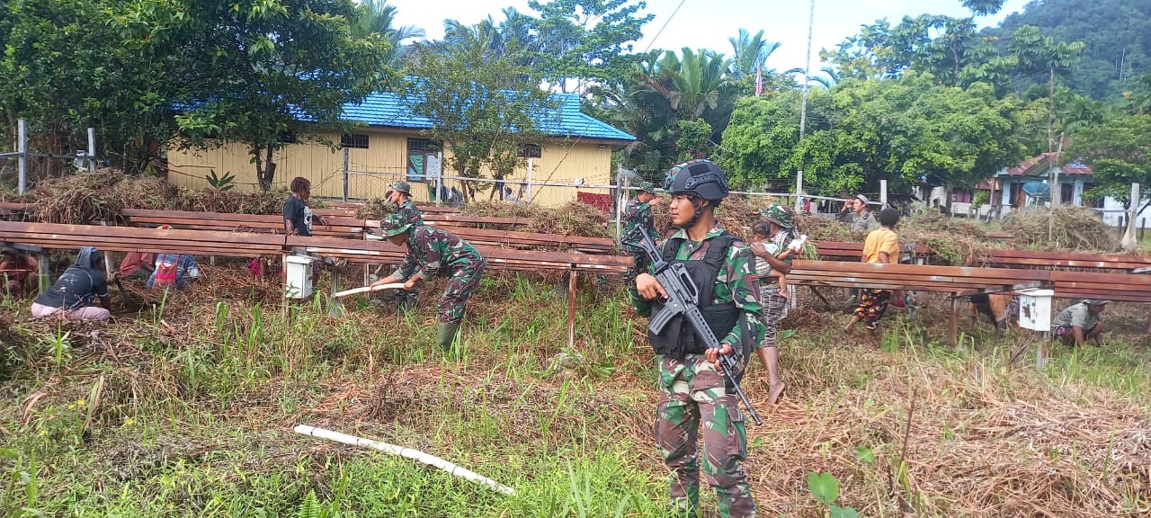 Satgas Pamtas Yonif 126/KC bantu masyarakat perbatasan buka lahan pertanian Satgas Pamtas Yonif 126/KC bantu masyarakat perbatasan buka lahan pertanian