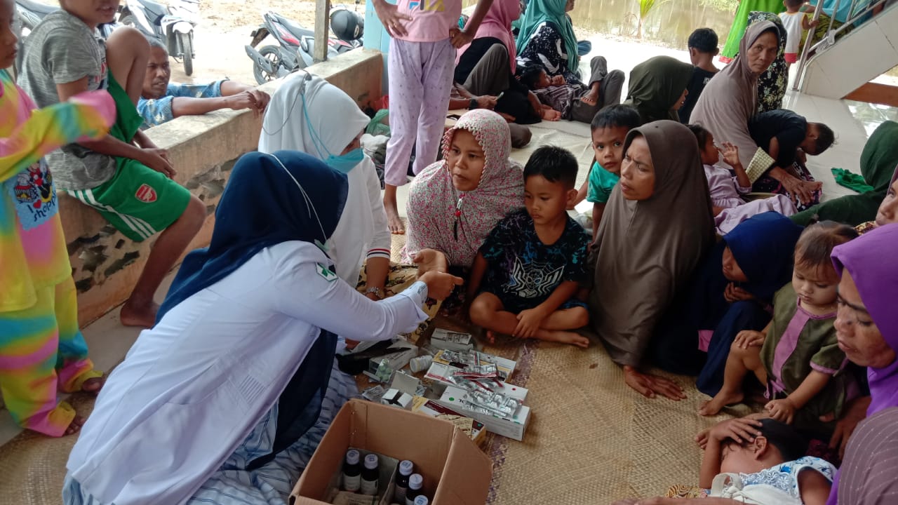 Pengungsi banjir di Baktia Aceh Utara mulai diserang penyakit kulit dan ISPA Pengungsi banjir di Baktia Aceh Utara mulai diserang penyakit kulit dan ISPA