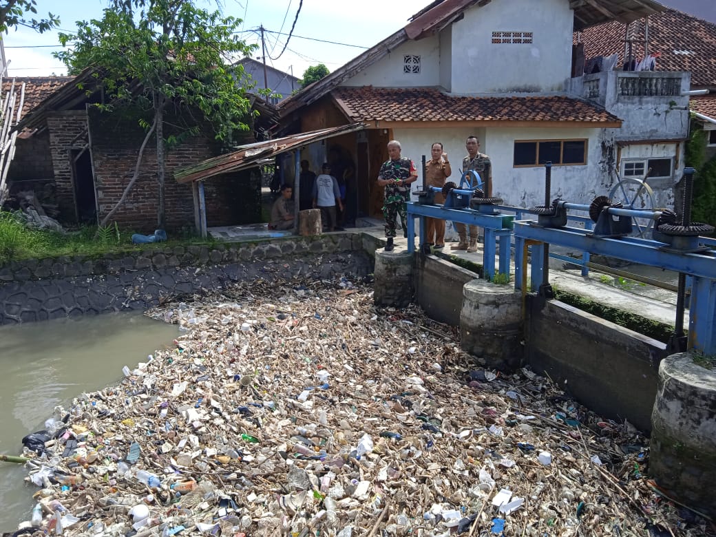 Kali Cipanggilingan Subang dipenuhi sampah diduga buangan TPA dan home industry Kali Cipanggilingan Subang dipenuhi sampah diduga buangan TPA dan home industry