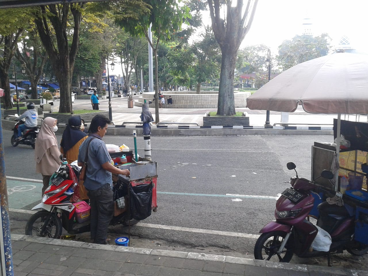 Aktifitas warga di Aun- Alun Salatiga tetap pakai masker Aktifitas warga di Aun- Alun Salatiga tetap pakai masker