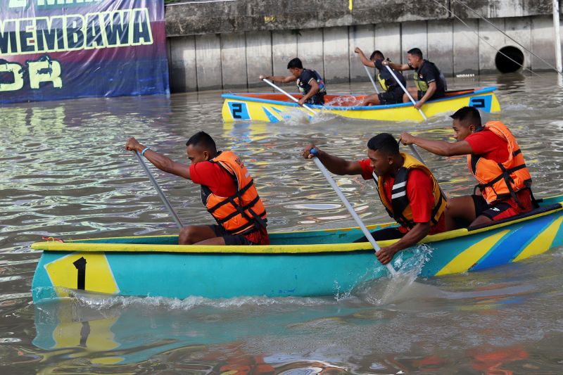Lomba dayung perahu ramaikan kawasan wisata Sungai Kalimas Surabaya Lomba dayung perahu ramaikan kawasan wisata Sungai Kalimas Surabaya
