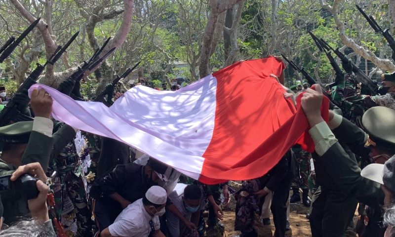 Jenazah Achmad Yurianto dimakamkan di samping pusara ibunda
