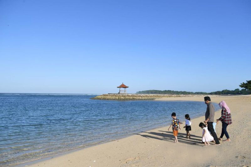 Presiden Jokowi bersama cucu menikmati Pantai Nusa Dua Bali