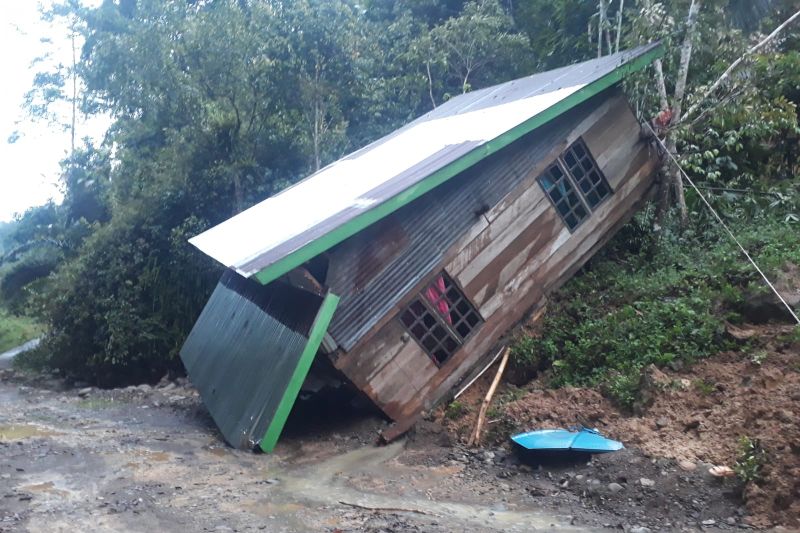 Puluhan rumah di Kabupaten Luwu terdampak banjir dan longsor Puluhan rumah di Kabupaten Luwu terdampak banjir dan longsor