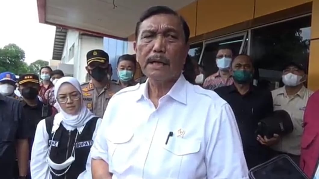 Pastikan ketersediaan minyak goreng, Menko Luhut tinjau PT Indomarco di Purwakarta